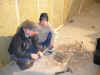 2006-01-11 Staffan och Johannes gör titthålet i grunden.