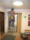 2006-02-15 Birger flyttar dörren till nybygget.
